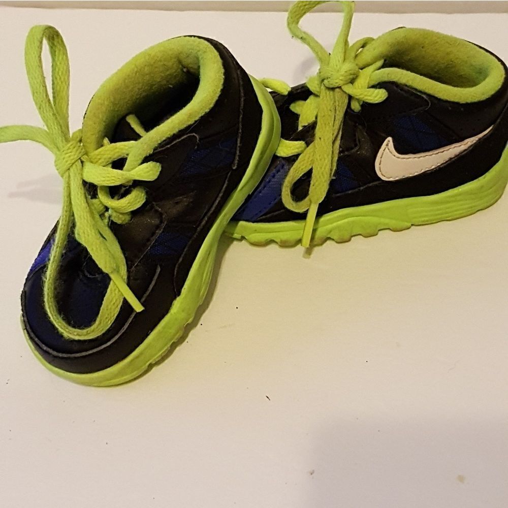 Boys Nike tennis shoes size 4c